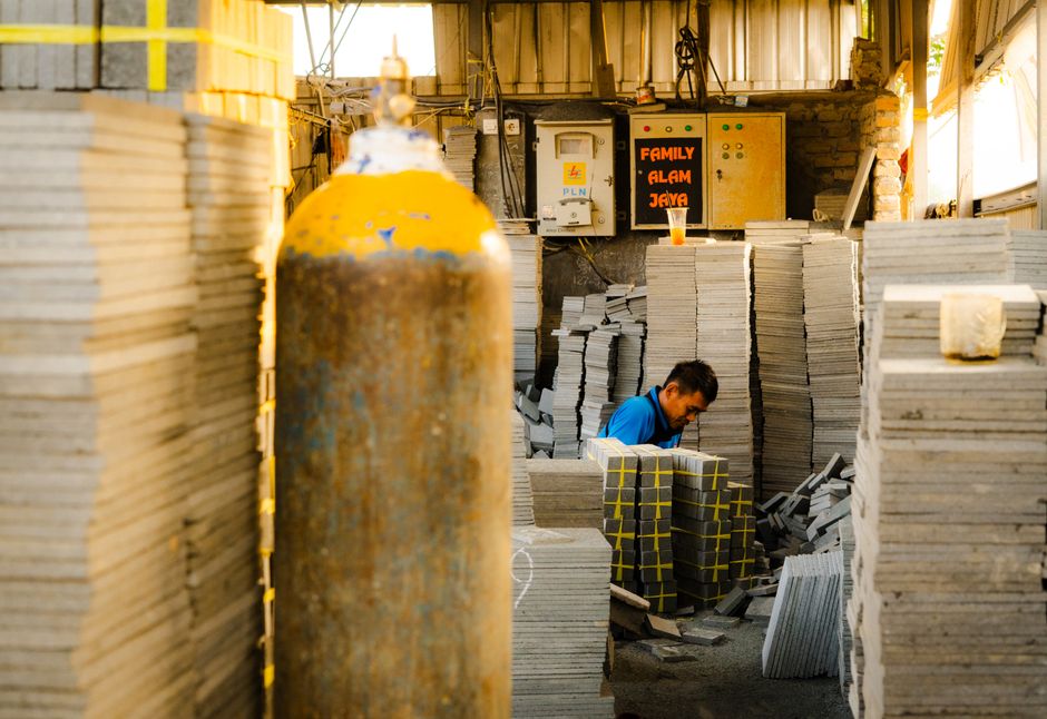 How Can Small Construction Subcontractors Protect Cash Flow and Contracts?